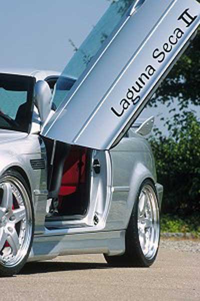 Gázzal töltött teleszkópok emelik a magasba az ajtókat