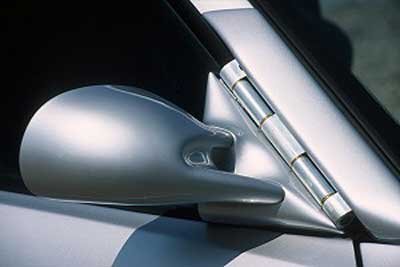 Lecserélték a széria M3-as tükreit, mögöttük az ajtó csuklópántjai láthatók 