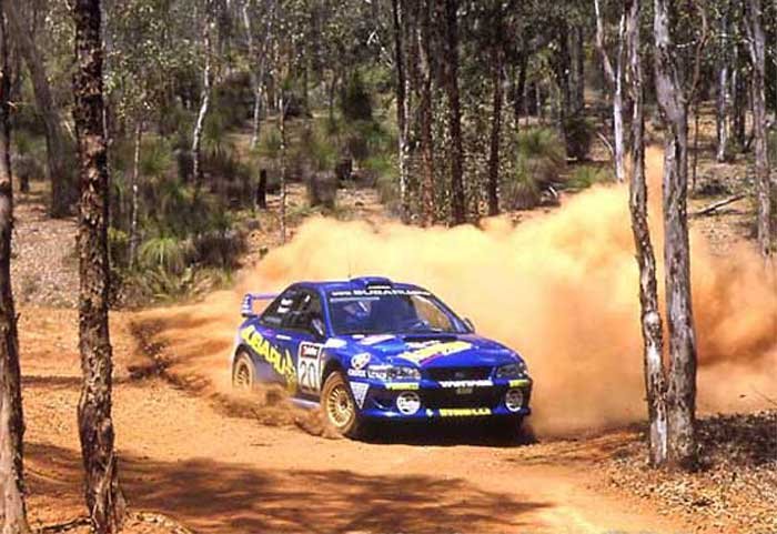 A szűk erdei útakon előfordul, hogy egy fa vet véget a száguldásnak