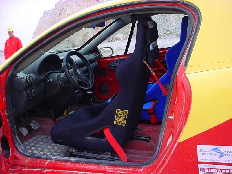 Jó az üléshelyzet, nagyon jól tart a szabványos versenyülés. Élveztük a csatazajt odabent