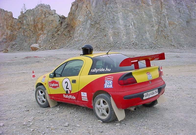 Nagyon durva a kipufogó hangja. A gumikat két futam alatt megeszi a murvás talaj