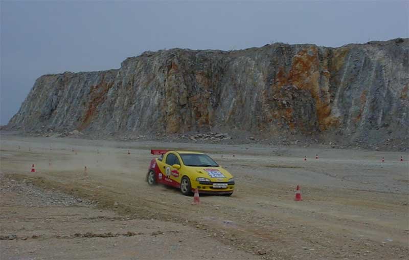Kanyarban a gázról lelépve azonnal keresztbe fordul a Tigra