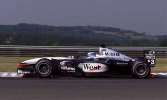 Michelinre vált a McLaren