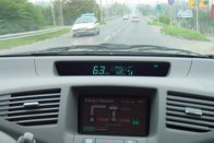 Előfordulhat, hogy akár 63 km/órás tempóig csak az elektromos motor hajtja az 1250 kilós autót