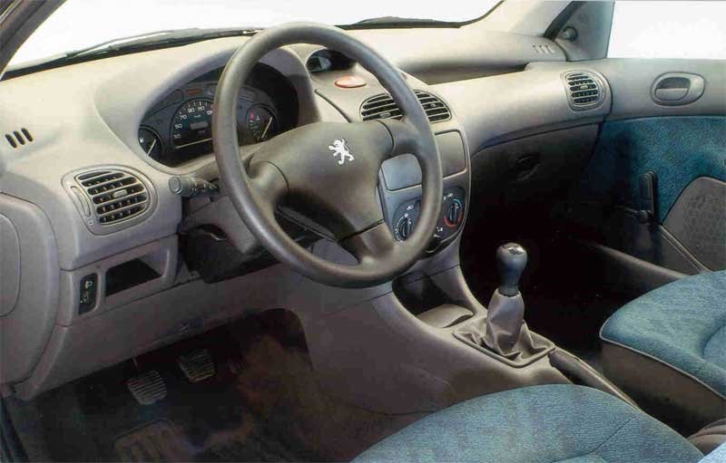 10615_83645_1000x700.jpg | Vezess | Vezess A beltér gyakorlatilag megegyezik a Peugeot roppant sikeres 206-os modelljének utasterével. 505 kilogramm a terhelhetőség, a raktér körülbelül egy köbméteres