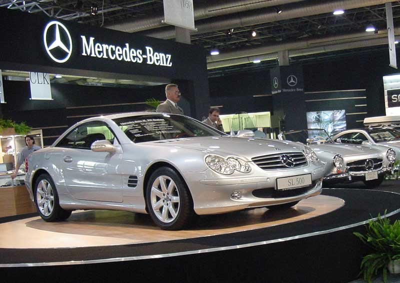 Különleges táncra képes az SL, amikor a stabilitásért felelős rendszert tesztelik. Ekkor föl-le és jobbra-balra billen az autó, a négy felfüggesztés teljesen be-, majd kirugózik