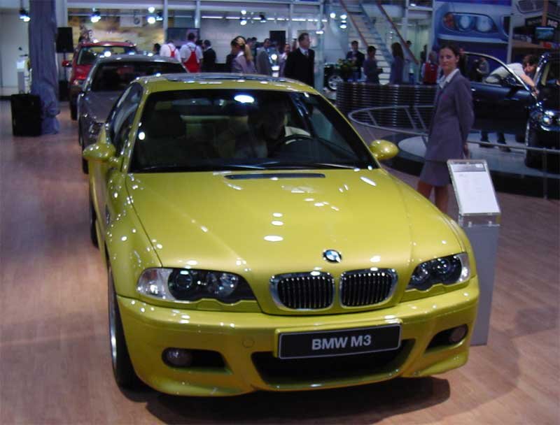 Különleges módon hajthatók be az M3-as külső tükrei. Előre felfelé hajlanak