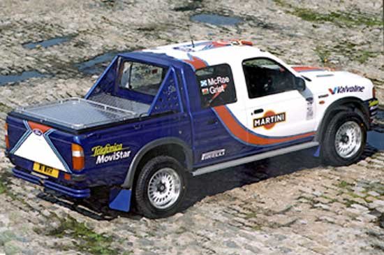 Kék-fehér-piros versenyautós fényezést kapott a Ranger