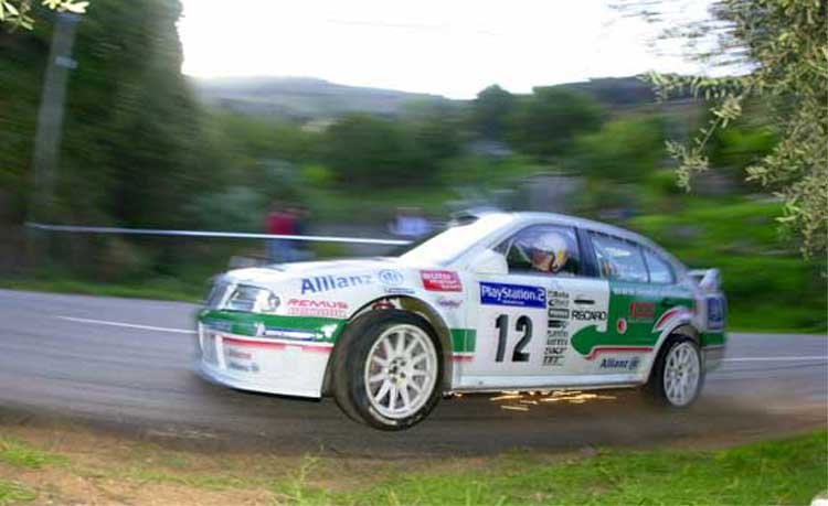 9087_78815_1000x700.jpg | Vezess | Vezess Bruno Thiry (a képen) az első napon esett ki, Armin Schwarz váltó és kormányproblémák miatt a kilencedik szakaszon kieset.