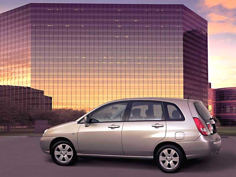 Csapott hátú karosszériával készül a Suzuki új modellje, a Liana