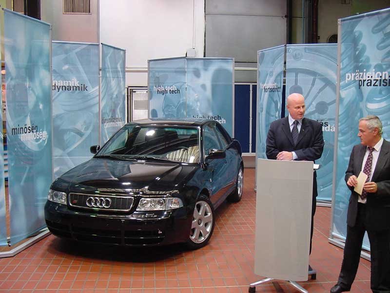 Norbert Pauli (balra) adja át az Audit a Műszaki Egyetem egyik docensének, Dr. Emőd Istvánnak