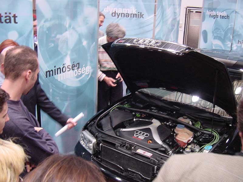 Örömmel vették birtokba a diákok a 2,7 literes V6-os motorral szerelt autót