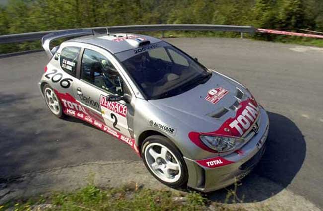 9155_79063_1000x700.jpg | Vezess Az első hat helyen francia autó áll az összetett versenyben. A képen Didier Auriol egy Peugeot-val