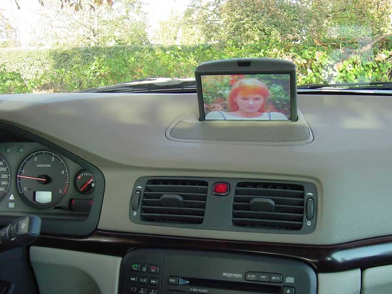Az új DVD alapú navigációs rendszer kijelzője akár tévéként is funkcionálhat, de csak álló helyzetben