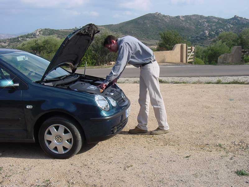 Kisautók közt ritkaság, hogy teleszkópok emelik magasba a Polo motorháztetejét