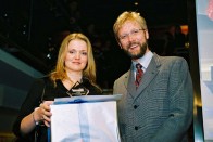 Rádió-telefon 9 Stephanie Zwingmann-nak az új hetes BMW formatervezője, Chris Bangle adta át a különdíjat