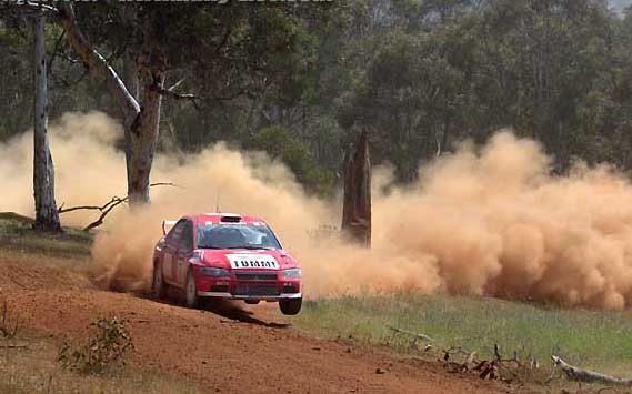 A világbajnok vezet az Ausztrál Ralin 4 Tommi Makinen az összetettben a hatodik helyen áll a murván most debütáló Mitsubishi Lancer WRC-vel