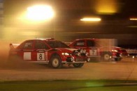 Eredmények az Ausztrál Rali első napja után 8 Este páros verseny keretében küzdöttek meg a pilóták. A képen a két Mitsubishi Lancer WRC Tommi Makinennel és Freddy Loix-val