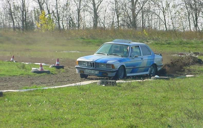 A múltkori versenyen kiszolgált Ladát gazdája egy jóval erősebb BMW-re cserélte