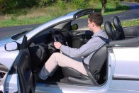 Bár a kormány csak fel-le állítható, 190 centi alatt el lehet férni a Peugeot 206 CC volánja mögött