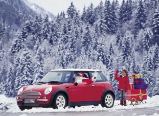Mikulás apó Mini Cooperrel érkezik