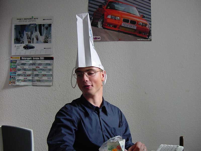 A vezess.hu-nál vidám az élet, főleg egy reklámszatyorral megfejelve