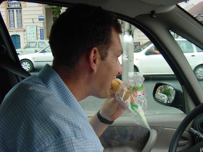 Nagy Gergő hivatalból eszik. Készülünk a mit egyen az éhes autós cikkre