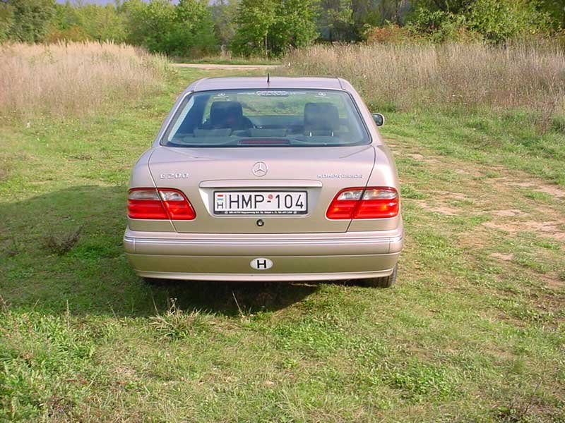 A bordás felületű bura tisztán tartja a hátsó lámpákat