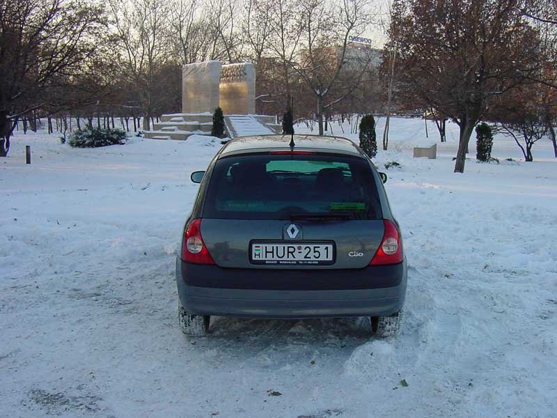 A hajlított hátsó ablak szép, de torzít