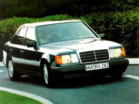 8881_78085_1000x700.jpg | Vezess | Vezess Az egész autóiparban megfigyelhető tendencia a modellváltási ciklusok rövidülése. Nem kivétel a patinás Mercedes-Benz sem. A képen látható W 124-es sorozat 1984 és 1995 között készült, utódát hét év után leváltják