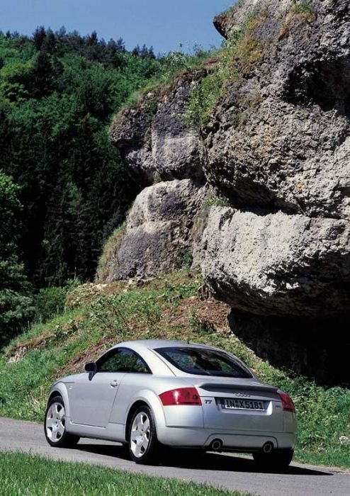 8881_78087_1000x700.jpg | Vezess | Vezess A korábbi Audi TT nagy sebességnél jelentkező terhelésváltási reakcióját sok tulajdonos nem tudta kezelni, több súlyos baleset történt. A gyár a felháborodás nyomán ESP-vel és hátsó spoilerrel szelídítette meg az autót