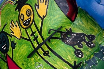 Akiket a Corsa homlokon csókolt