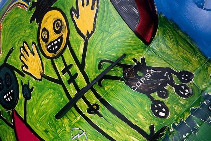 Akiket a Corsa homlokon csókolt