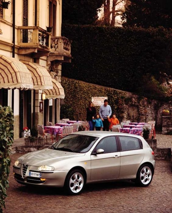 Egy Alfa 147 vagy 156 megrendelése mellé vezetéstechnikai tréninget adnak a márkakereskedők. Raktári 147-esekre egy év ingyen cascót kínál az S.P.Q.R.