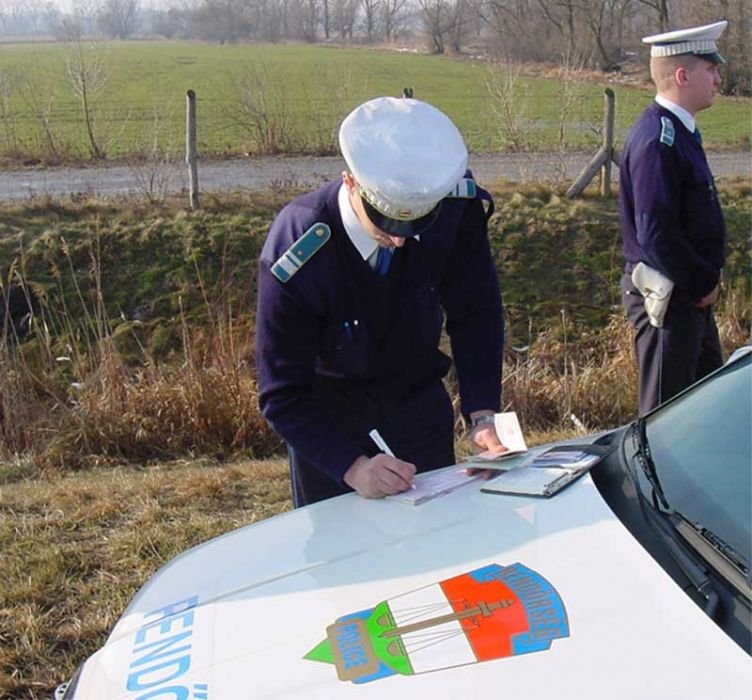 Jó időben a motorházon is kitölthetők a papírok