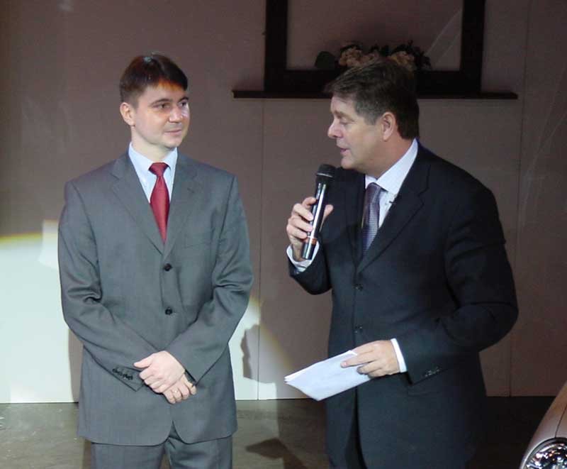 10427_83168_1000x700.jpg | Vezess | Vezess Az első Polót Ferro Imre, a VW új márkaigazgatója vezette be a bemutatóra. Ferro (a képen balra) Eppel Jánossal, a Porsche Hungaria ügyvezetőjével