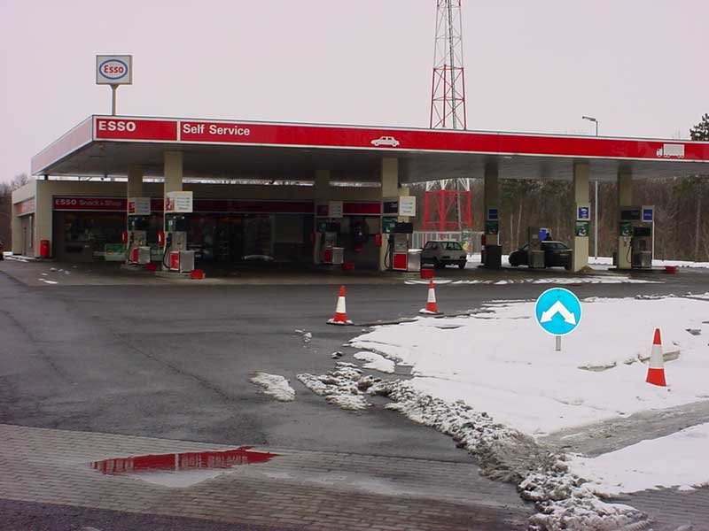 Az autópálya melletti Esso-kútnál magasabbak az árak, mint az összehasonlításba bevont budai töltőállomásokon. Az M7-es menti Shell-kútnál azonban olcsóbb az Esso