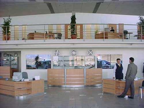 Színvonalas környezetben várják az ügyfeleket a Ford Szeleczky fóti autószalonjában