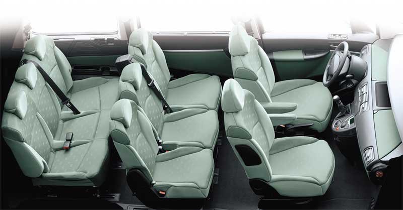 Számtalan variációban rendezhetők el az ülések. Maximum nyolcan utazhatnak együtt