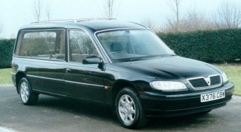 Holttesttel együtt szállították el a tilosban parkoló halottaskocsit