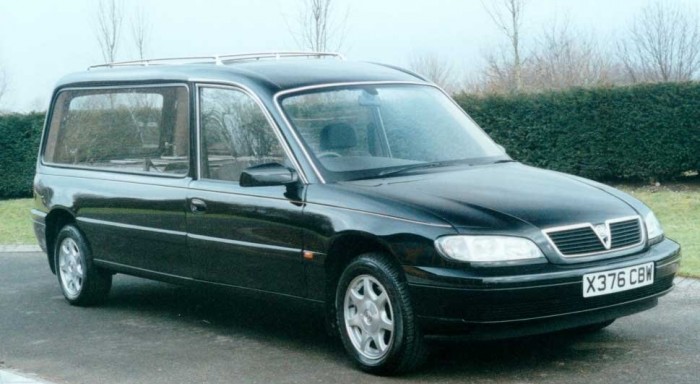 Holttesttel együtt szállították el a tilosban parkoló halottaskocsit