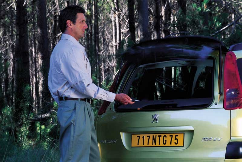 10360_82938_1000x700.jpg | Vezess | Vezess Nem túl nagy, 313 literes a csomagtartó, de teljesen sík és az ajtón az üveg külön nyitható