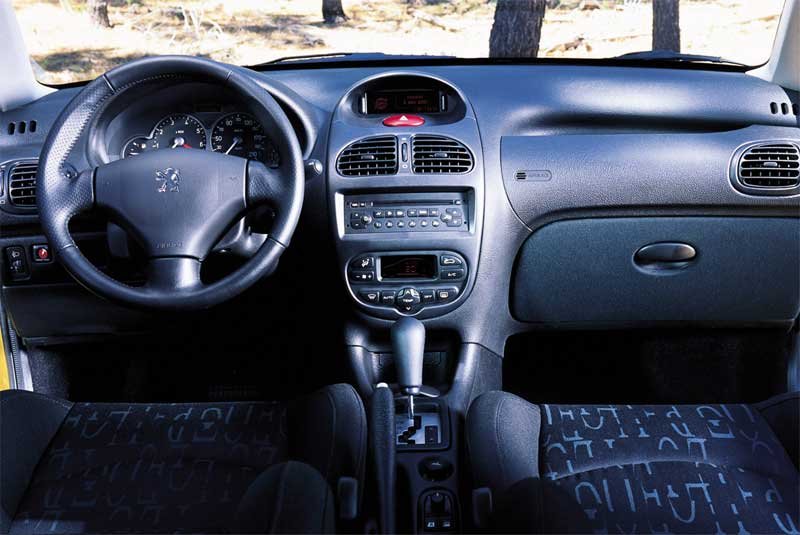 10360_82939_1000x700.jpg | Vezess | Vezess Beül nincs eltérés a ferdehátú 206-oshoz képest