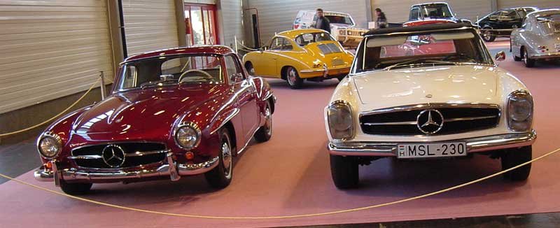 Balra a Mercedes 190 SL, mellette a pagodatetős 230 SL