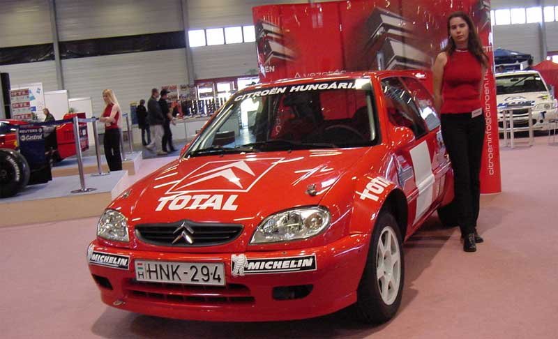 Bútorék a raliautó helyett az edzőautót állították ki. Az igazival tavaly megverték a kétlitereseket a bajnokságban