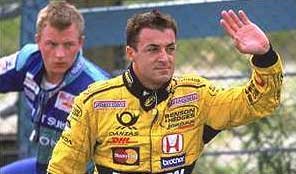 McLaren Forma-1-es autóba ül Alesi