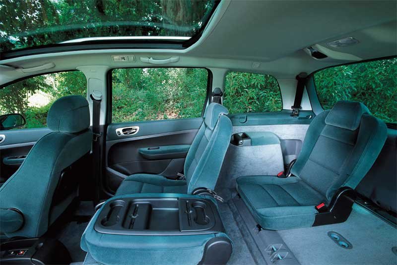 10399_83073_1000x700.jpg | Vezess | Vezess A leghátsó ülések átmeneti utazásra szolgálnak. A belső térben közel százféle üléselrendezés valósítható meg