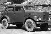 Katonai terepjárót már készített a Volvo. A képen az 1953 és 58 között gyártott TP21. Két differenciálzára volt