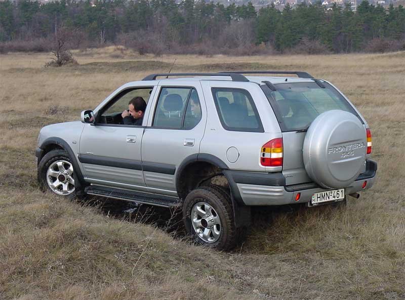 8703_77456_1000x700.jpg | Vezess | Vezess A merev tengely (a Fronterán hátul) nagyobb elfordulásra képes a független felfüggesztésnél (elöl), így tovább ér a talajhoz a kerék