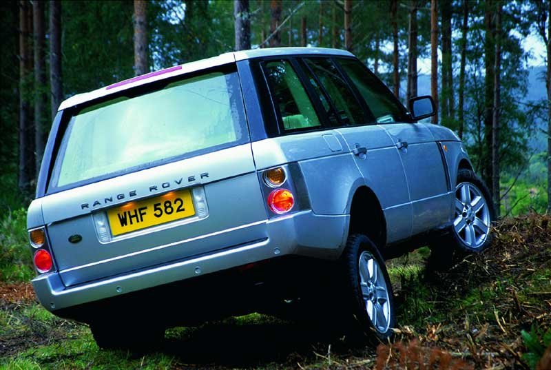 A merev tengelyt független felfüggesztéssel cserélték le